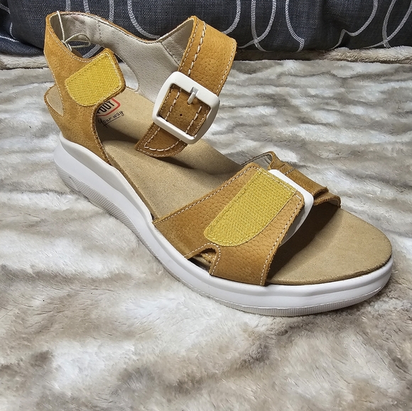 Sz. 39.5 On Feet Wear Sandals - Picture 8 of 8
